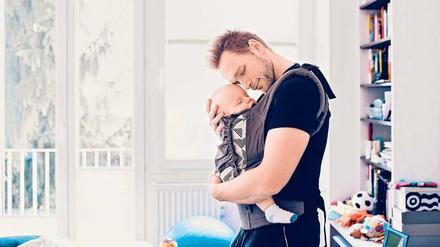 Tragetücher schaffen Nähe. Unser Autor erhofft sich dadurch einen langfristig positiven Effekt auf Väter. 