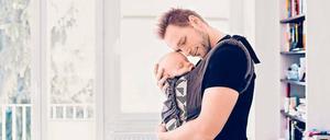 Tragetücher schaffen Nähe. Unser Autor erhofft sich dadurch einen langfristig positiven Effekt auf Väter. 