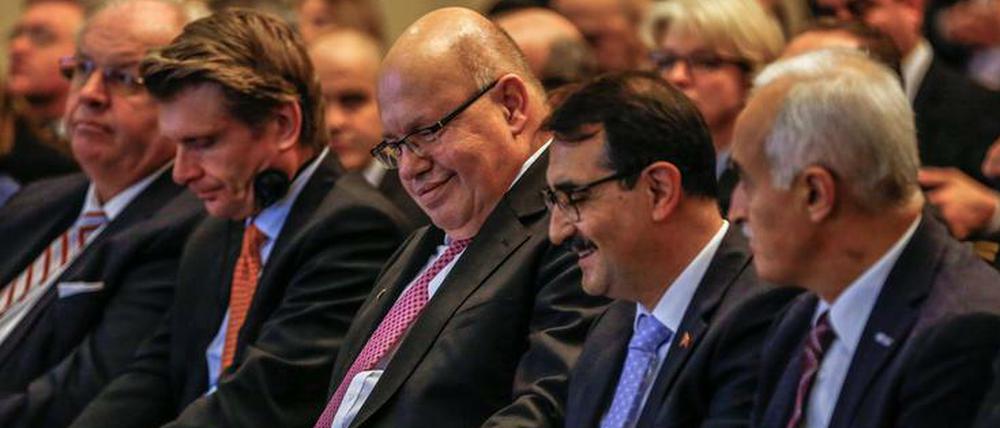 Bundeswirtschaftsminister Peter Altmaier (Mitte l.) neben dem türkischen Energieminister Fatih Dönmez (Mitte r.)