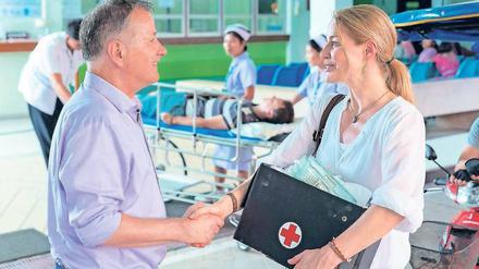 Im Geiste Albert Schweitzers: Im Krankenhaus der thailändischen Stadt Krabi arbeiten Dr. Roland Heilmann (Thomas Rühmann) und die schwedische Ärztin Dr. Helen Larsson (Petra van de Voort) Hand in Hand. 