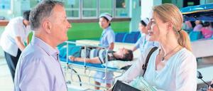 Im Geiste Albert Schweitzers: Im Krankenhaus der thailändischen Stadt Krabi arbeiten Dr. Roland Heilmann (Thomas Rühmann) und die schwedische Ärztin Dr. Helen Larsson (Petra van de Voort) Hand in Hand. 