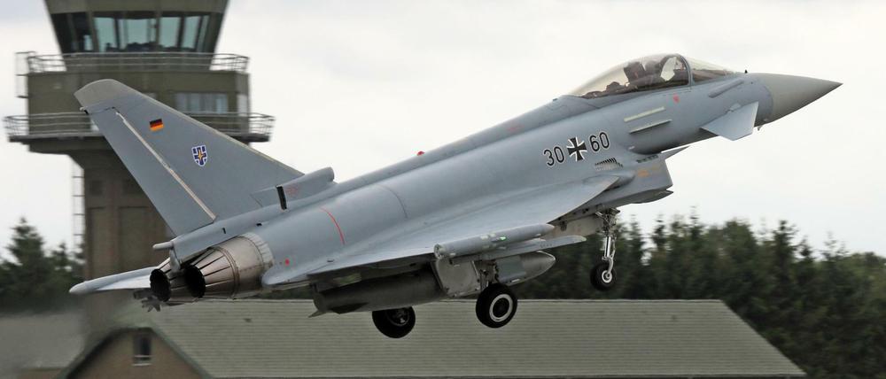 Beim Taktischen Luftwaffengeschwader 73 "Steinhoff" in Laage startet ein Eurofighter. 