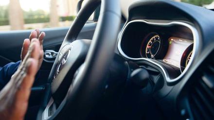 Ein Fahrzeug steuert selbstständig, während der Fahrer die Hände vom Lenkrad nimmt. 