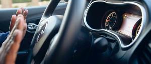 Ein Fahrzeug steuert selbstständig, während der Fahrer die Hände vom Lenkrad nimmt. 
