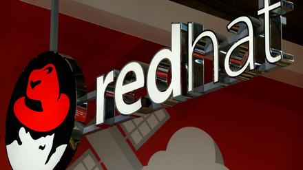 Das Logo von Red Hat bei einem Kongress in Barcelona. 