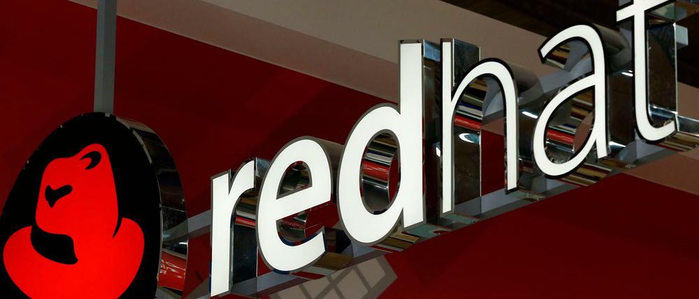 Das Logo von Red Hat bei einem Kongress in Barcelona.