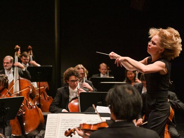 Die zukünftige Generalmusikdirektorin Skryleva zusammen mit ihrem Orchester