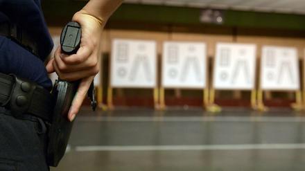 Nach der Attacke gegen einen Polizisten wird das private Tragen einer Waffe diskutiert. 