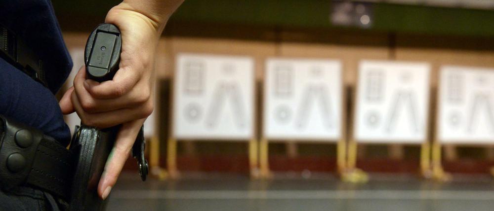 Nach der Attacke gegen einen Polizisten wird das private Tragen einer Waffe diskutiert.