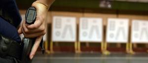 Nach der Attacke gegen einen Polizisten wird das private Tragen einer Waffe diskutiert. 
