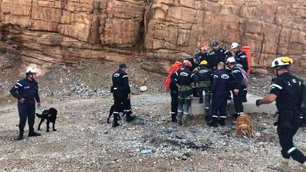 Rettungskräfte suchen mit Spürhunden suchen nach Überlebenden.