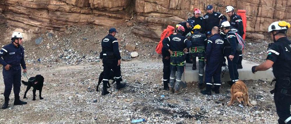 Rettungskräfte suchen mit Spürhunden suchen nach Überlebenden.