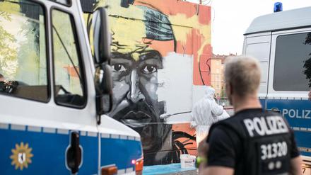 Unter Polizeischutz wurde das Wandbild des ermordeten Clan-Mitgliedes Nidal R. übermalt. Er galt als Intensivtäter.