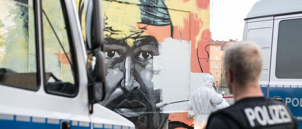 Unter Polizeischutz wurde das Wandbild des ermordeten Clan-Mitgliedes Nidal R. übermalt. Er galt als Intensivtäter.