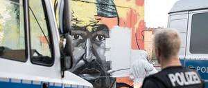 Unter Polizeischutz wurde das Wandbild des ermordeten Clan-Mitgliedes Nidal R. übermalt. Er galt als Intensivtäter.