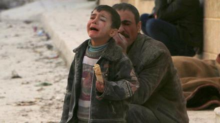 Gewalterfahrung fürs Leben: Ein Vater mit seinem Jungen im syrischen Aleppo.