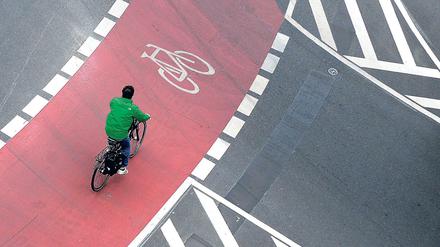 Grün unterwegs: Ein Radfahrer in Berlin.