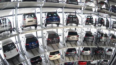 Verschiedene VW-Modelle stehen in einem Turm der Autostadt Wolfsburg zur Auslieferung bereit.