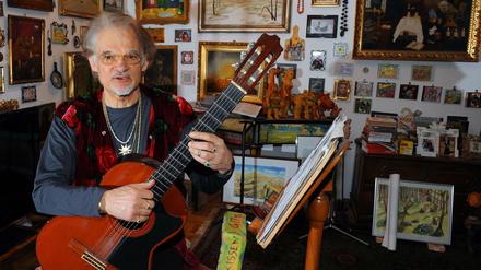 Der Musiker und Sänger Ingo Insterburg im Wohnzimmer in seiner Wohnung in Berlin-Dahlem