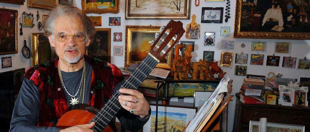 Der Musiker und Sänger Ingo Insterburg im Wohnzimmer in seiner Wohnung in Berlin-Dahlem