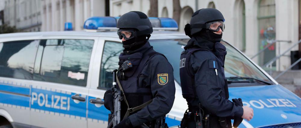 Polizisten bei einem Einsazz in Chemnitz (Symbolbild). 