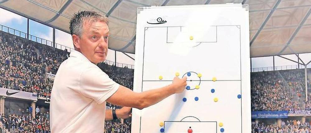 Retter der Tafelrunde. Herthas Co-Trainer Rainer Widmayer kann stundenlang über Fußball und Taktik referieren, ohne dass es langweilig wird. Der 51-Jährige genießt einen exzellenten Ruf in der Branche – und ist entsprechend begehrt.