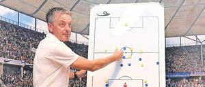 Retter der Tafelrunde. Herthas Co-Trainer Rainer Widmayer kann stundenlang über Fußball und Taktik referieren, ohne dass es langweilig wird. Der 51-Jährige genießt einen exzellenten Ruf in der Branche – und ist entsprechend begehrt.