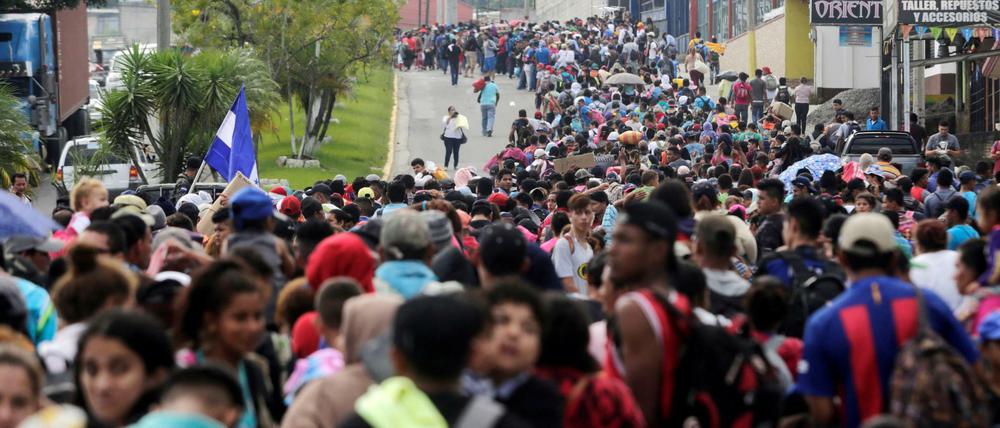 Tausende Flüchtlinge auf ihrem Marsch in Richtung USA, hier in Santa Rosa de Copan in Honduras. 