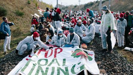 Mehrere tausend Aktivisten versuchten am Wochenende den Kohlebetrieb der RWE lahmzulegen und blockierten dabei die Schienen des Tagebaus.