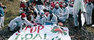 Mehrere tausend Aktivisten versuchten am Wochenende den Kohlebetrieb der RWE lahmzulegen und blockierten dabei die Schienen des Tagebaus.