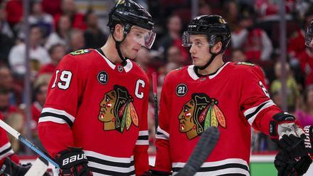 Gut zuhören. Bei den Chicago Blackhawks lauscht Neuling Dominik Kahun (r.) seinem Kapitän Jonathan Toews - bisher mit Erfolg.