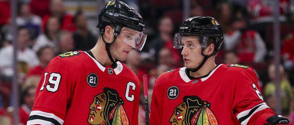 Gut zuhören. Bei den Chicago Blackhawks lauscht Neuling Dominik Kahun (r.) seinem Kapitän Jonathan Toews - bisher mit Erfolg.