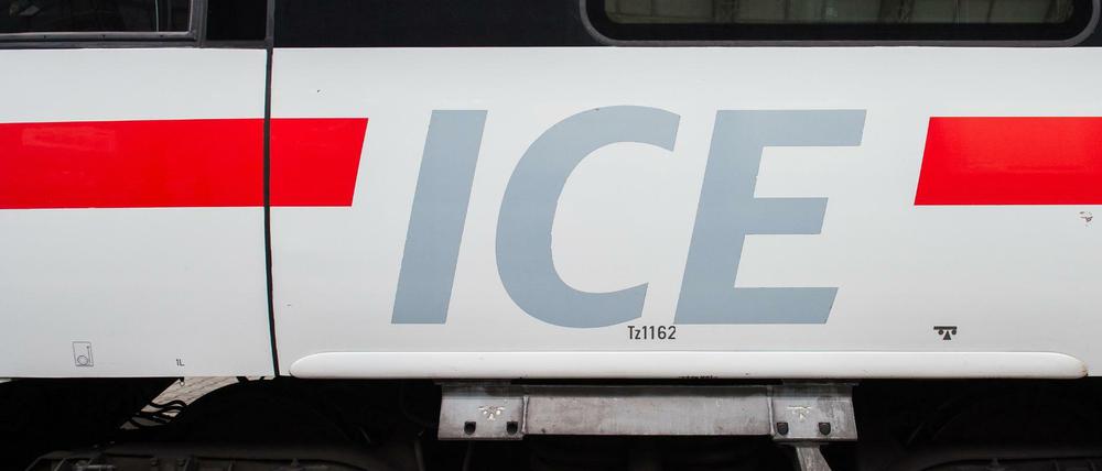 Ein ICE im Hauptbahnhof.