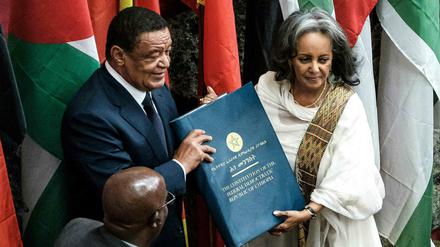 Die neue Präsidentin Sahle-Work Zewde mit ihrem Vorgänger Mulatu Teshomea (li.) n Addis Ababa on October 25, 2018.