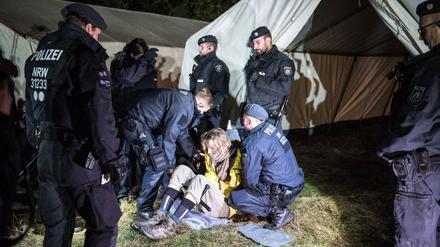 Ende Gelände: Polizisten tragen in der Nacht zu Donnerstag eine Aktivistin vom Zeltplatz. Das Grundstück gehört RWE.