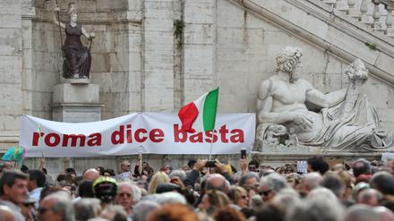 "Rom sagt, es reicht" steht auf diesem Plakat der Demonstranten.