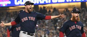 Die Boston Red Sox bejubeln ihren Sieg über die Los Angeles Dodgers.