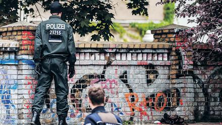 Polizeibeamte im Görlitzer Park in Friedrichshain-Kreuzberg.
