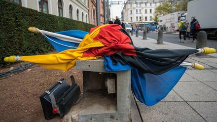 Die Flagge der hessischen Landeshauptstadt Wiesbaden und die Deutschlandfahne liegen vor dem hessischen Landtag auf einem Betonklotz. Bei der Hessenwahl geriet das klassische Wählerverhalten ganz schön durcheinander.