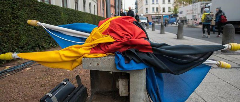 Die Flagge der hessischen Landeshauptstadt Wiesbaden und die Deutschlandfahne liegen vor dem hessischen Landtag auf einem Betonklotz. Bei der Hessenwahl geriet das klassische Wählerverhalten ganz schön durcheinander.