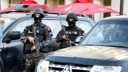 Polizisten sichern den Schauplatz der Explosion in Tunis.