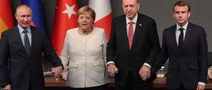 Dass die demonstrative Einigkeit von Putin, Merkel, Erdogan und Macron (v. l.) etwas bringt, darf bezweifelt werden.