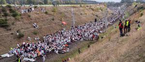 Aktivisten des Aktionsbündnisses "Ende Gelände" stehen auf den Gleisen der Kohlebahn.