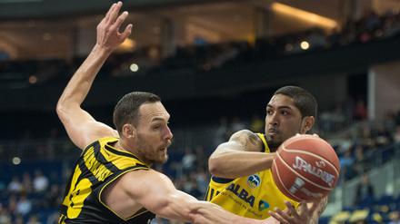 Hart am Mann. Ludwigsburgs Adam Waleskowski versuchte in der vergangenen Saison häufig vergeblich, Albas starken Spielmacher Peyton Siva zu stoppen.