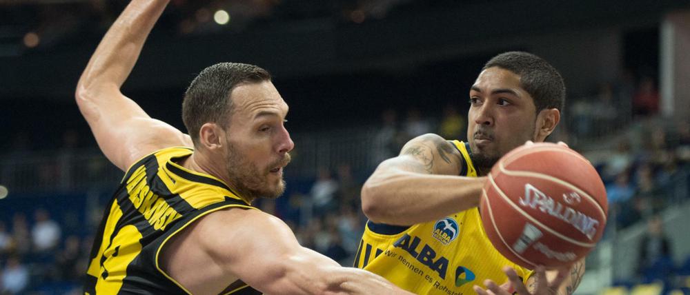 Hart am Mann. Ludwigsburgs Adam Waleskowski versuchte in der vergangenen Saison häufig vergeblich, Albas starken Spielmacher Peyton Siva zu stoppen.