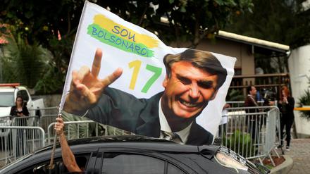 Ein Anhänger von Jair Bolsonaro feiert vor dessen Wohnung in Rio de Janeiro