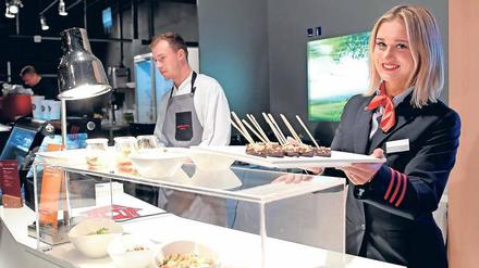 Gerichte to go. Die Bahn hat ihre Speisekarte aufgeräumt und lockt mit Aktionspreisen. Kunden können das Essen auf Papptellern mit an den Platz nehmen.