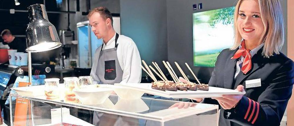 Gerichte to go. Die Bahn hat ihre Speisekarte aufgeräumt und lockt mit Aktionspreisen. Kunden können das Essen auf Papptellern mit an den Platz nehmen.