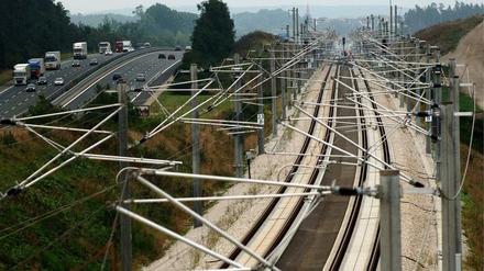 Parallel zur Autobahn A 9 verläuft nahe dem mittelfränkischen Allersberg die ICE-Strecke Nürnberg-München.