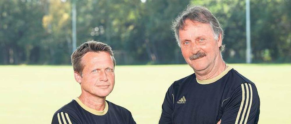 Die Coachs des „FC Arbeitslos“: Peter Neururer (rechts) und Co-Trainer Frank Heinemann bringen die vereinslosen Spieler auf Trab.